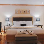 Luxo Suites